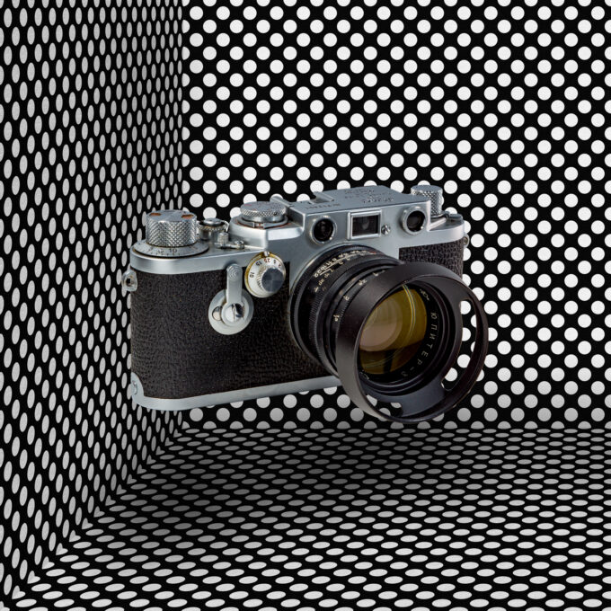 Leica IIIf, Germania Ovest, 1954. Pattern grafico ispirato agli abiti a corolla di Christian Dior. Ad esempio, i pois sono fotografati da Sabine Weiss in Mode pour Vogue, France, nel 1955